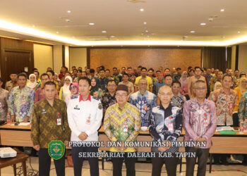 PJ Bupati Tapin M Syarifuddin dan Sekda H Sufiansyah berfoto bersama pada acara launching CSIRT Kabupaten Tapin di Kindai Hotel Banjarmasin, Kamis (4/7).