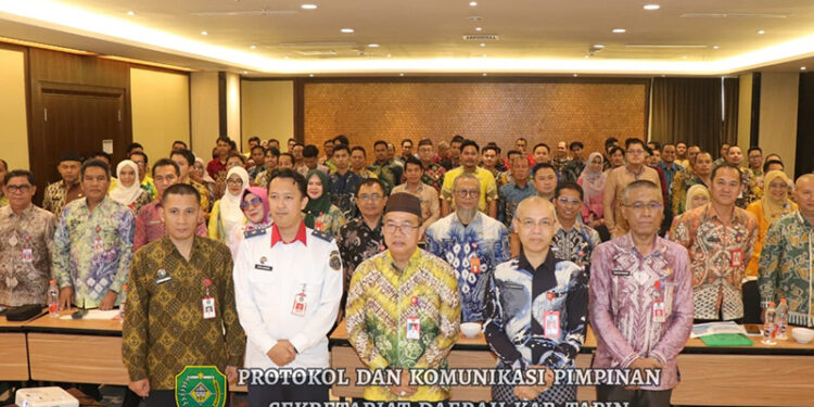 PJ Bupati Tapin M Syarifuddin dan Sekda H Sufiansyah berfoto bersama pada acara launching CSIRT Kabupaten Tapin di Kindai Hotel Banjarmasin, Kamis (4/7).