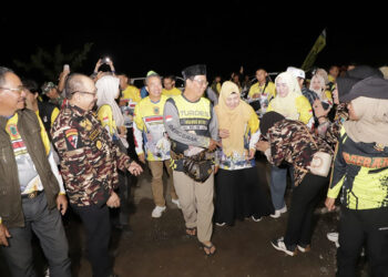 PJ Bupati Tapin Muhammad Syarifuddin bersama Gubernur Kalsel H Sahbirin Noor didampingi Ketua DPRD Kalsel H Supian HK saat menyambangi warga Kabupaten Tapin di UPTD Puskesmas Baringin, Kecamatan Candi Laras Selatan, Jumat (5/7).