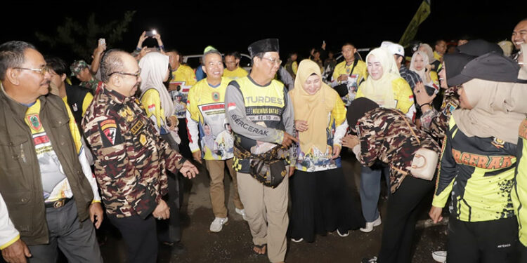 PJ Bupati Tapin Muhammad Syarifuddin bersama Gubernur Kalsel H Sahbirin Noor didampingi Ketua DPRD Kalsel H Supian HK saat menyambangi warga Kabupaten Tapin di UPTD Puskesmas Baringin, Kecamatan Candi Laras Selatan, Jumat (5/7).