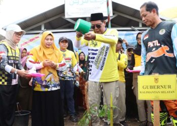 BANJAR - Gubernur Kalimantan Selatan H Sahbirin Noor atau Paman Birin didampingi Ketua TP PKK Provinsi Kalsel Hj Raudatul Jannah atau Acil Odah disambut meriah oleh warga Desa Tajau Landung, Kecamatan Sungai Tabuk, Kabupaten Banjar pada Sabtu (6/7/2024) sore.