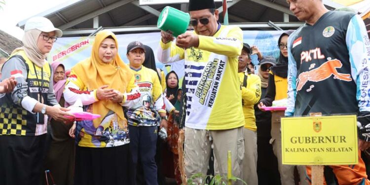 BANJAR - Gubernur Kalimantan Selatan H Sahbirin Noor atau Paman Birin didampingi Ketua TP PKK Provinsi Kalsel Hj Raudatul Jannah atau Acil Odah disambut meriah oleh warga Desa Tajau Landung, Kecamatan Sungai Tabuk, Kabupaten Banjar pada Sabtu (6/7/2024) sore.