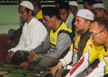 Gubernur Kalimantan Selatan, H Sahbirin Noor saat ziarah ke makam Syekh Muhammad Nafis bin Ideris bin Husein di Desa Binturu, Kecamatan Kelua, Kabupaten Tabalong