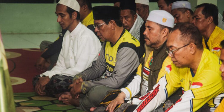 Gubernur Kalimantan Selatan, H Sahbirin Noor saat ziarah ke makam Syekh Muhammad Nafis bin Ideris bin Husein di Desa Binturu, Kecamatan Kelua, Kabupaten Tabalong