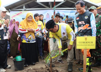 Gubernur Kalimantan Selatan, H Sahbirin Noor saat melakukan penanaman, tampak disaksikan Ketua Tim Penggerak PKK Kalsel, Hj Raudatul Jannah atau Acil Odah dan Dirjen Planologi Kehutanan dan Tata Lingkungan, Kementerian LHK, Dr H Hanif Faisol Nurrofiq