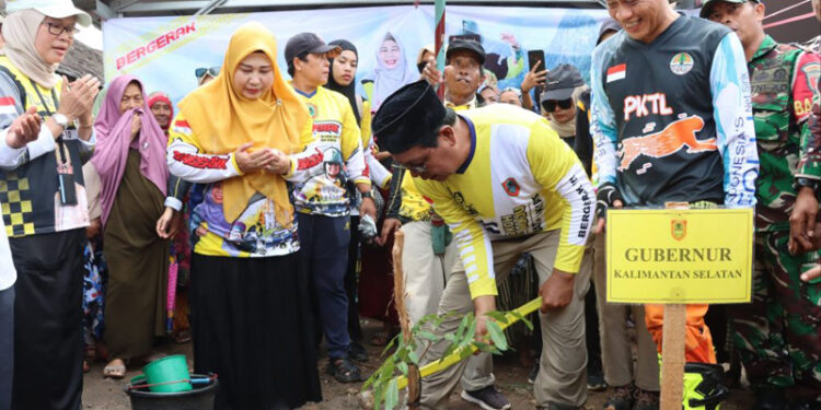 Gubernur Kalimantan Selatan, H Sahbirin Noor saat melakukan penanaman, tampak disaksikan Ketua Tim Penggerak PKK Kalsel, Hj Raudatul Jannah atau Acil Odah dan Dirjen Planologi Kehutanan dan Tata Lingkungan, Kementerian LHK, Dr H Hanif Faisol Nurrofiq