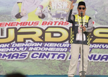 Gubernur Kalimantan Selatan, H Sahbirin Noor saat menyampaikan sambutan disela-sela kegiatan turun ke desa (Turdes) Menembus Batas ke-10 