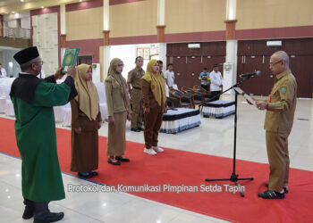 SEKDA Tapin H Sufiansyah saat melantik pejabat fungsional pada dinas kesehatan setempat .