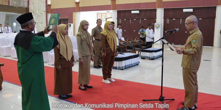 SEKDA Tapin H Sufiansyah saat melantik pejabat fungsional pada dinas kesehatan setempat .