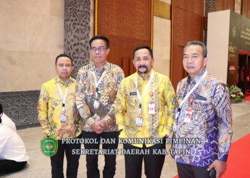 PJ Bupati Tapin M Syarifuddin bersama Ketua DPRD H Yamani serta Pj Bupati Tanah Laut Syamsir Rahman saat menghadiri acara penyerahan LHP LKPP Pemerintah Pusat di Jakarta, Senin (8/7).