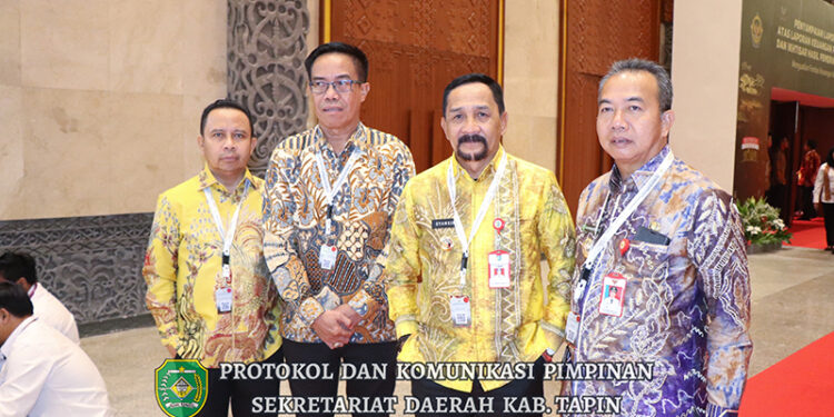 PJ Bupati Tapin M Syarifuddin bersama Ketua DPRD H Yamani serta Pj Bupati Tanah Laut Syamsir Rahman saat menghadiri acara penyerahan LHP LKPP Pemerintah Pusat di Jakarta, Senin (8/7).