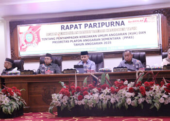 KETUA DPRD Tapin H Yamani SAK MM saat memimpin rapat paripurna, Kamis (11/7).