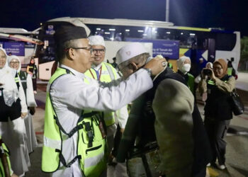 PJ Bupati Tapin M Syarifuddin saat menyambut kedatangan jamaah haji kloter 15 di Debarkasi Banjarmasin, Sabtu (13/7) malam.