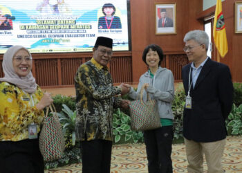 Gubernur Kalimantan Selatan, H Sahbirin Noor saat menyerahkan cinderamata kepada salah satu evaluator Meratus Aspiring Unesco Global Geopark di Banjarbaru. 