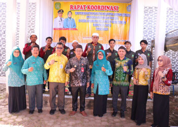 PJ Bupati Tapin M Syarifuddin bersama Ketua TP PKK Masrupah berfoto bersama usai rakor peningkatan kualitas keluarga Desa Sukaramai, Kecamatan Tapin Tengah, Kamis (18/7).