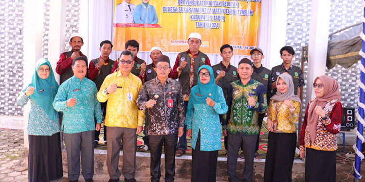 PJ Bupati Tapin M Syarifuddin bersama Ketua TP PKK Masrupah berfoto bersama usai rakor peningkatan kualitas keluarga Desa Sukaramai, Kecamatan Tapin Tengah, Kamis (18/7).