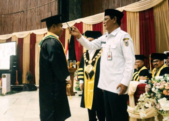 GUBERNUR Kalimantan Selatan H Sahbirin Noor ikut mewisuda lulusan Universitas Islam Kalimantan Muhammad Arsyad Albanjari, di Gedung Sultan Suriansyah Banjarmasin.