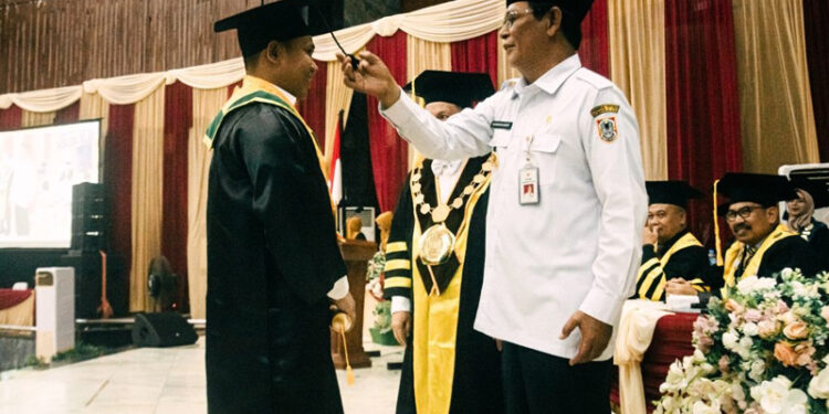 GUBERNUR Kalimantan Selatan H Sahbirin Noor ikut mewisuda lulusan Universitas Islam Kalimantan Muhammad Arsyad Albanjari, di Gedung Sultan Suriansyah Banjarmasin.