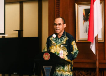 Staf Ahli Gubernur Bidang Pemerintahan, Hukum dan Politik, Adi Santoso, SSos, MSi ketika menyampaikan sambutan tertulis Gubernur Kalsel pada pembukaan Advokasi terkait Unit Layanan Disabilitas (ULD) Bidang Ketenagakerjaan dan Bidang Pendidikan se-Kalsel tahun 2024 