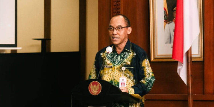 Staf Ahli Gubernur Bidang Pemerintahan, Hukum dan Politik, Adi Santoso, SSos, MSi ketika menyampaikan sambutan tertulis Gubernur Kalsel pada pembukaan Advokasi terkait Unit Layanan Disabilitas (ULD) Bidang Ketenagakerjaan dan Bidang Pendidikan se-Kalsel tahun 2024 