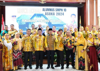 Gubernur Kalimantan Selatan, H Sahbirin Noor dan Ketua DPRD Kalsel, H Supian HK berfoto bersama pengurus Ikatan Kepengurusan Alumni SMPN 10 Banjarmasin. 