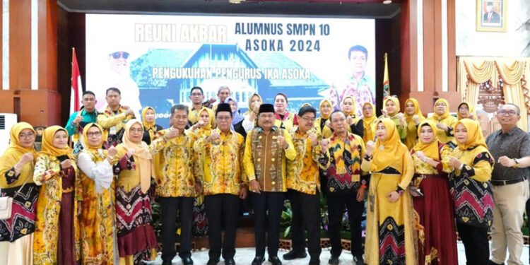 Gubernur Kalimantan Selatan, H Sahbirin Noor dan Ketua DPRD Kalsel, H Supian HK berfoto bersama pengurus Ikatan Kepengurusan Alumni SMPN 10 Banjarmasin. 