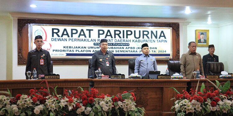 PJ Bupati Tapin M Syarifuddin MPd saat menghadiri rapat paripurna, Senin (29/7).