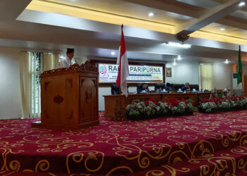 H Ikhwanudin Husin dari Fraksi PKB saat menyampaikan beberapa catatan terkait ranperda pada rapat paripurna DPRD Tapin.