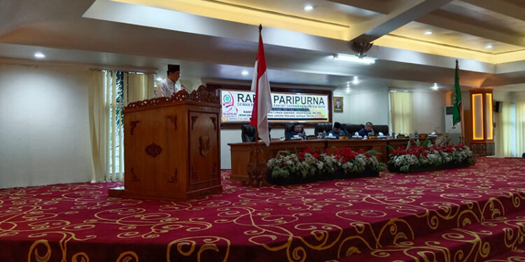 H Ikhwanudin Husin dari Fraksi PKB saat menyampaikan beberapa catatan terkait ranperda pada rapat paripurna DPRD Tapin.