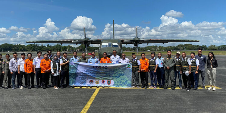 KEPALA BPBD Kalsel R Suria Fadliansyah berfoto bersama peserta rapat rencana pelaksanaan OMC di Kalsel oleh BMKG.