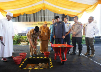 Gubernur Kalimantan Selatan, H Sahbirin Noor meletakkan batu pertama pembangunan Dinas Kesehatan Provinsi Kalsel di Banjarbaru, disaksikan Ketua DPRD Kalsel, H Supian HK, KH Muhammad Wildan Salman dan sejumlah ulama serta Kepala Dinas Kesehatan, Hj Raudatul Jannah, SKM, MKes atau Acil Odah (foto:mb/adpim)
