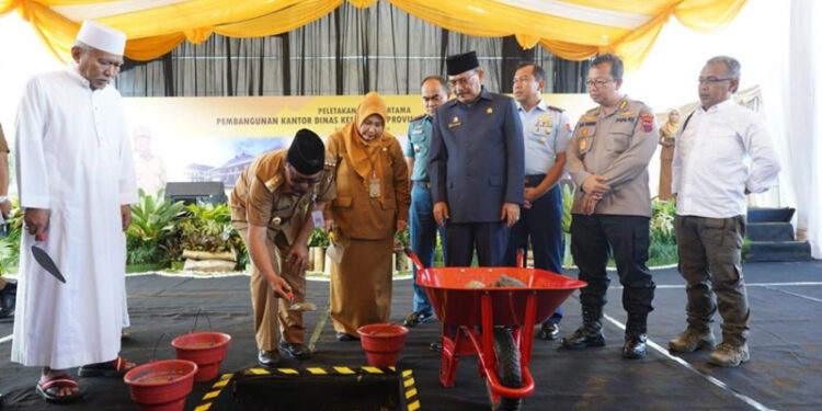 Gubernur Kalimantan Selatan, H Sahbirin Noor meletakkan batu pertama pembangunan Dinas Kesehatan Provinsi Kalsel di Banjarbaru, disaksikan Ketua DPRD Kalsel, H Supian HK, KH Muhammad Wildan Salman dan sejumlah ulama serta Kepala Dinas Kesehatan, Hj Raudatul Jannah, SKM, MKes atau Acil Odah (foto:mb/adpim)