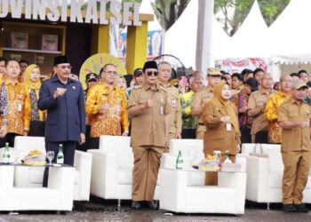 Gubernur Kalimantan Selatan, H Sahbirin Noor didampingi Ketua Tim Penggerak PKK Kalsel, Hj Raudatul Jannah, SKM, MKes atau Acil Odah ketika menghadiri pembukaan Expo BUMDesa Kalsel 2024 di Banjarbaru. (foto:mb/adpim)