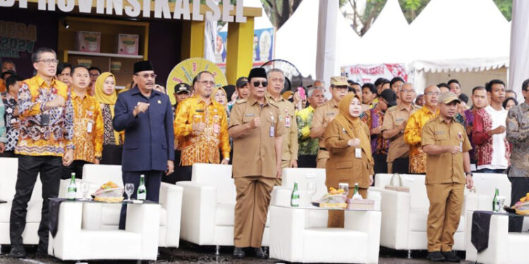 Gubernur Kalimantan Selatan, H Sahbirin Noor didampingi Ketua Tim Penggerak PKK Kalsel, Hj Raudatul Jannah, SKM, MKes atau Acil Odah ketika menghadiri pembukaan Expo BUMDesa Kalsel 2024 di Banjarbaru. (foto:mb/adpim)