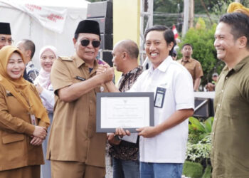 Gubernur Kalimantan Selatan, H Sahbirin Noor ketika menyerahkan anugerah BUMDes terbaik tingkat Provinsi Kalsel tahun 2024 di Banjarbaru (foto:mb/adpim)