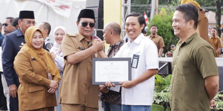 Gubernur Kalimantan Selatan, H Sahbirin Noor ketika menyerahkan anugerah BUMDes terbaik tingkat Provinsi Kalsel tahun 2024 di Banjarbaru (foto:mb/adpim)