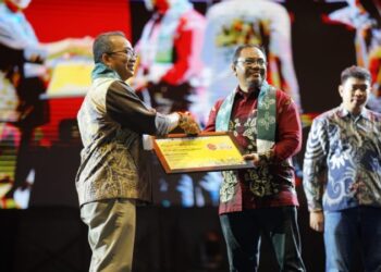 Pj Bupati Beri Penghargaan ke Pendukung Tapin Art Festival