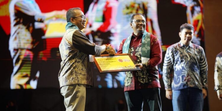 Pj Bupati Beri Penghargaan ke Pendukung Tapin Art Festival