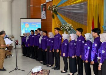 PJ Bupati Tapin M Syarifuddin saat melantik dan mengukuhkan duta generasi berencana Kabupaten Tapin.