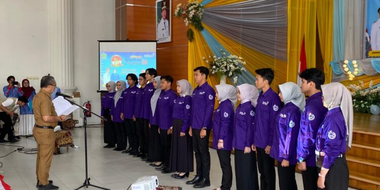 PJ Bupati Tapin M Syarifuddin saat melantik dan mengukuhkan duta generasi berencana Kabupaten Tapin.