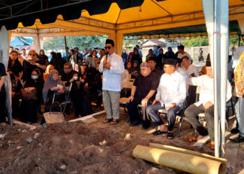 GUBERNUR H Sahbirin Noor memberikan sambutan pada saat menghadiri pemakaman tokoh pers Kalsel HM Taufik Effendie.