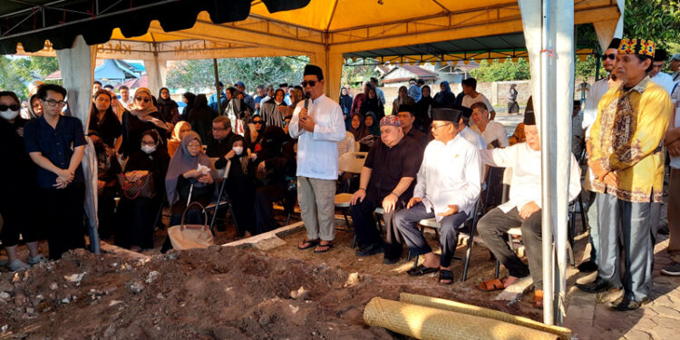 GUBERNUR H Sahbirin Noor memberikan sambutan pada saat menghadiri pemakaman tokoh pers Kalsel HM Taufik Effendie.