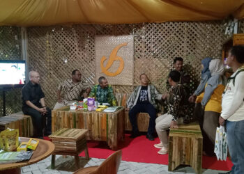 PJ Bupati Tapin M Syarifuddin bersama Sekretaris Daerah Dr H Sufiansyah dan forkopimda saat mengunjungi stand pameran PT BRE yang memamerkan hasil produk UMKM binaan.