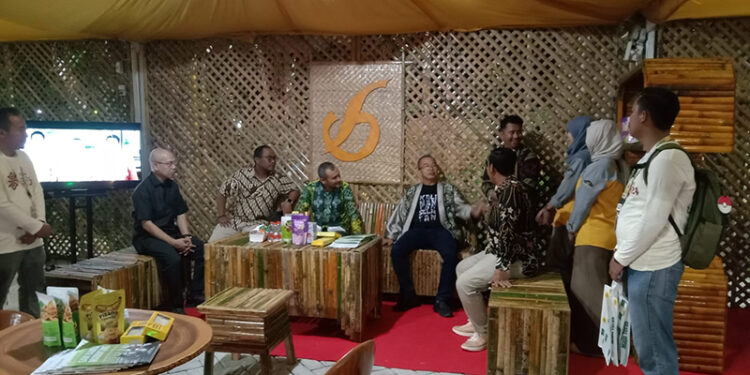 PJ Bupati Tapin M Syarifuddin bersama Sekretaris Daerah Dr H Sufiansyah dan forkopimda saat mengunjungi stand pameran PT BRE yang memamerkan hasil produk UMKM binaan.