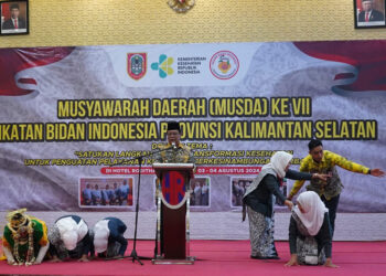 Paman Birin Bagikan Hadiah Umrah dan Uang ke Bidan Banua