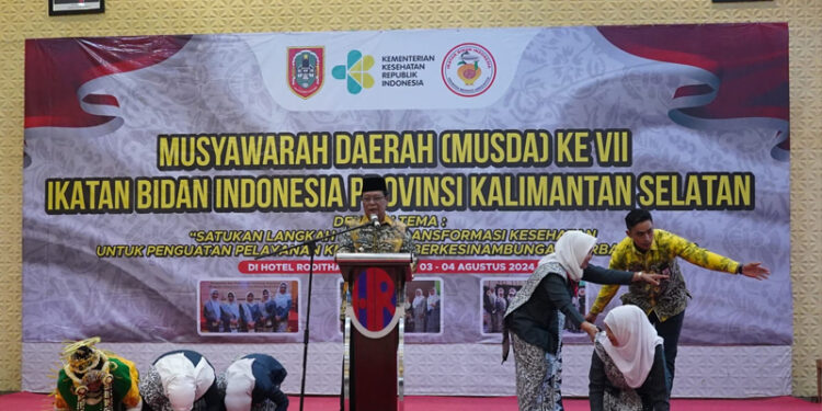 Paman Birin Bagikan Hadiah Umrah dan Uang ke Bidan Banua