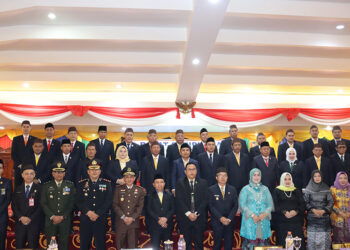 PJ Bupati Tapin M Syarifuddin MPd berfoto bersama saat acara pengambilan sumpah janji 25 anggota DPRD Tapin terpilih periode 2024-2029.