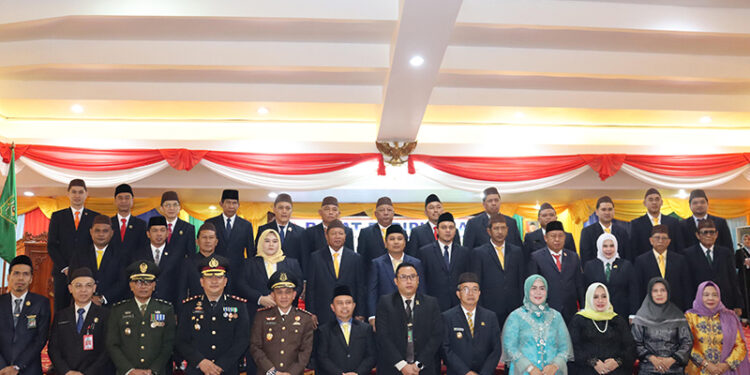 PJ Bupati Tapin M Syarifuddin MPd berfoto bersama saat acara pengambilan sumpah janji 25 anggota DPRD Tapin terpilih periode 2024-2029.