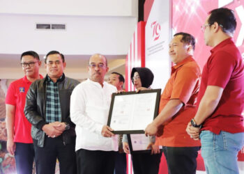 Staf Ahli Gubernur Bidang Ekonomi dan Pembangunan, Agus Dyan Nur saat menyerahkan penghargaan pada kegiatan Legal Expo tahun 2024 yang digelar Kanwil Kementerian Hukum dan HAM Provinsi Kalimantan Selatan di Banjarmasin 