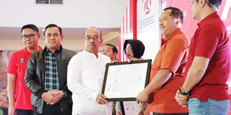 Staf Ahli Gubernur Bidang Ekonomi dan Pembangunan, Agus Dyan Nur saat menyerahkan penghargaan pada kegiatan Legal Expo tahun 2024 yang digelar Kanwil Kementerian Hukum dan HAM Provinsi Kalimantan Selatan di Banjarmasin 